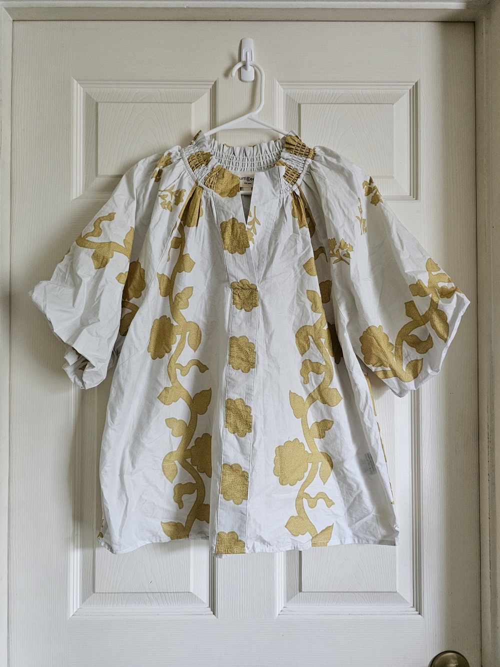 Umgee Women's M White & Gold Floral Embroidered Smocked Split Neck Blouse